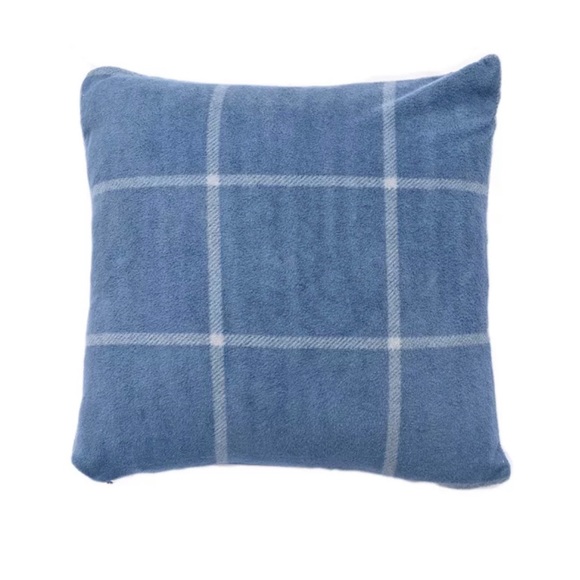 2 Pillows & 1 Throw set - Picture 2 of 3